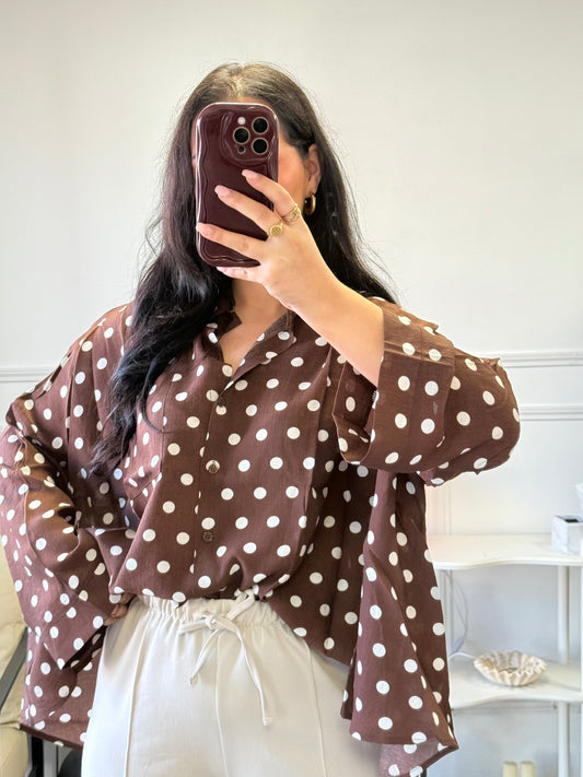 Chemise à pois marrons