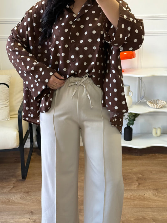 Chemise à pois marrons