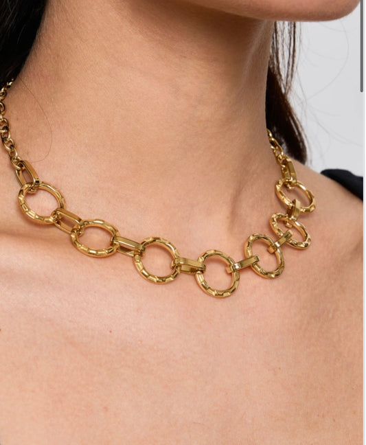 Collier court Nia